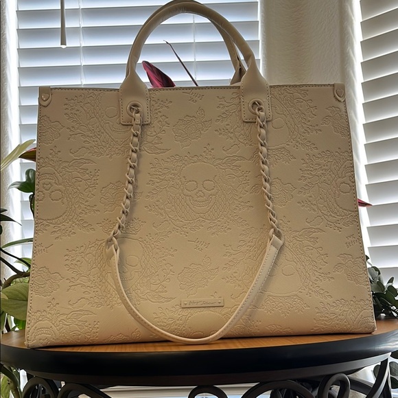 🎃👻Betsey Johnson 👻🎃Cream Tote Bag w/ Studded Detailing Clutch Inside NWT - Picture 5 of 15